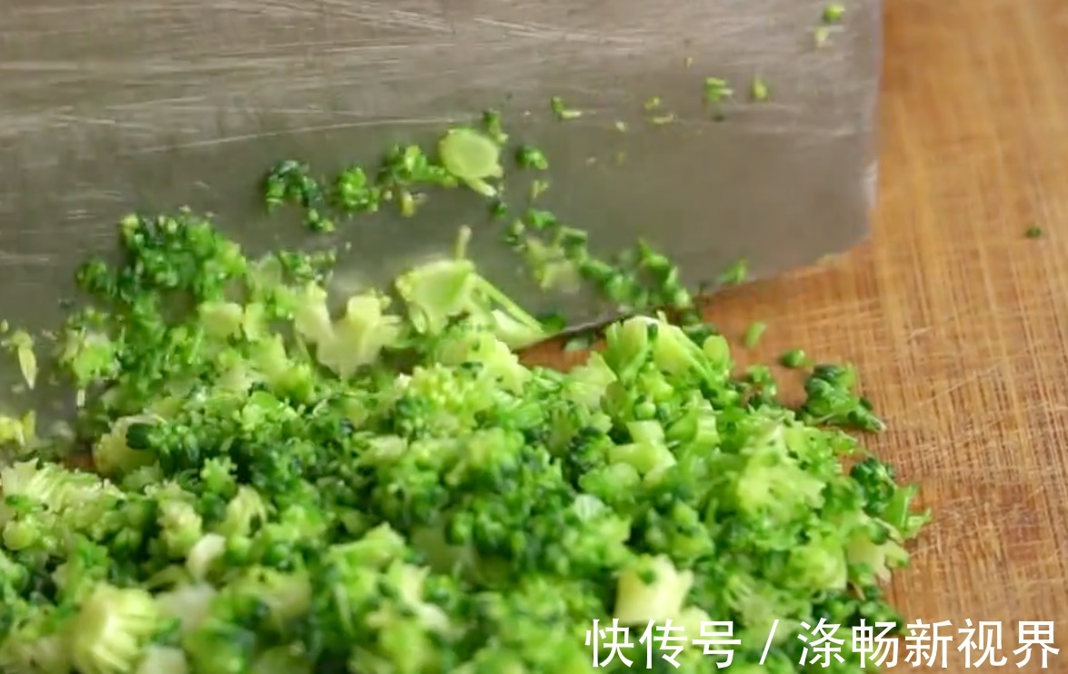 西兰花|西蓝花又出新吃法，不炒不炖不凉拌，做法简单，鲜香美味，超好吃