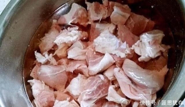 无论炖什么肉，万万不能直接焯水少了这一步，难怪又老又腥
