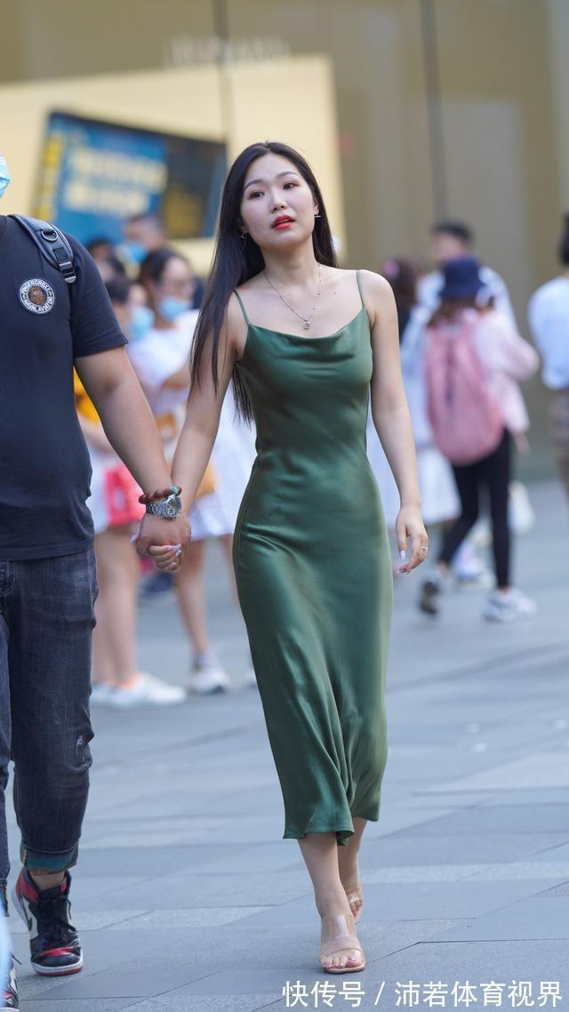 身材|长裙很美却很难驾驭，用高跟鞋来衬托，身材显高挑、气质更优雅