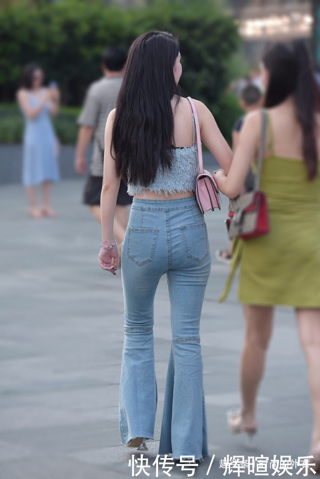 喇叭裤|牛仔喇叭裤时尚显气质,搭配个性吊带短衫,让造型显得靓丽又清爽
