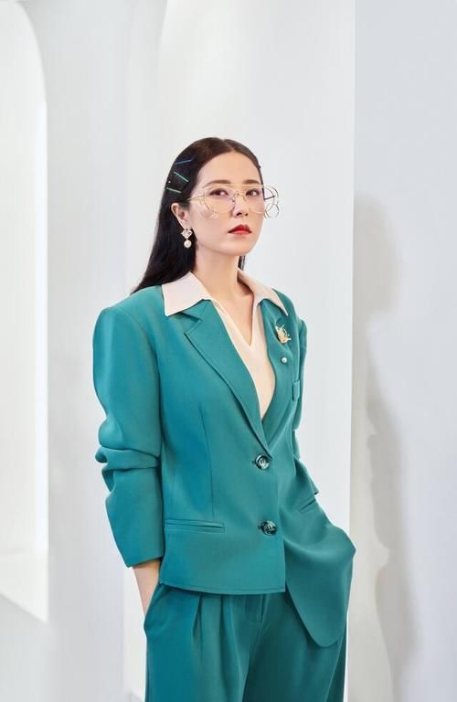 曾黎 真懂搭配技巧，拼接款风衣点缀蓝色花边，时尚减龄御姐范十足