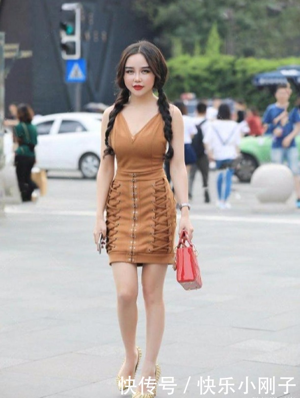 裙子两侧有绑带,打破了纯色系裙子的生硬与死板