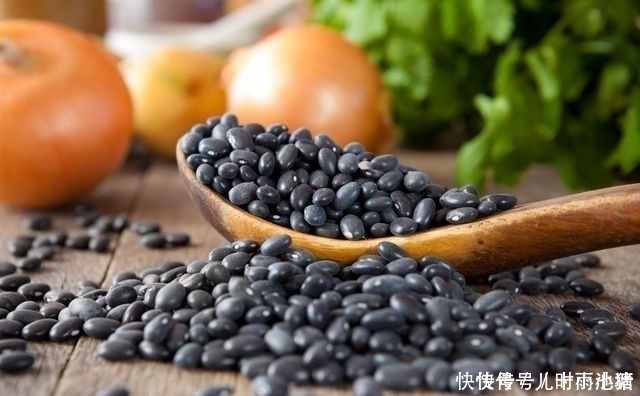 黑豆配上它，面色红润了，色斑淡了女人不想面色晦暗，可以试试