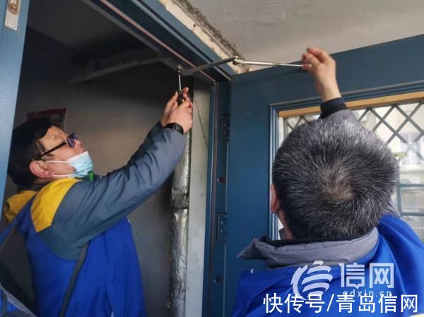 信网|信新相映走进南京路社区 志愿者检修单元门受欢迎