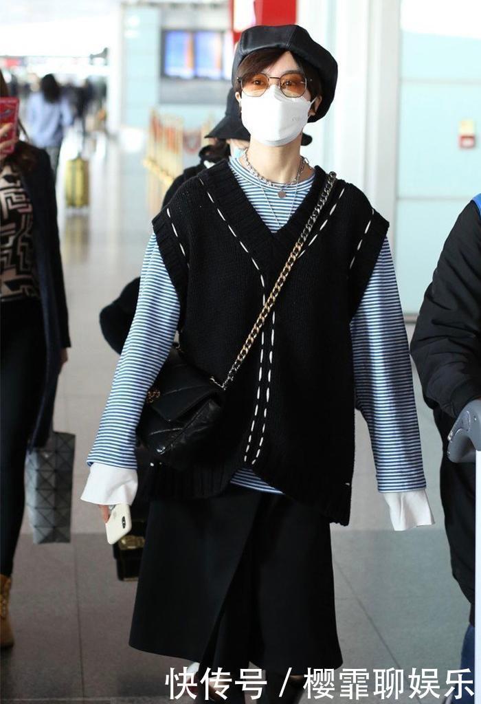 今年“奶奶背心”又火了，这样搭配经典又时髦，承包你一整个秋冬