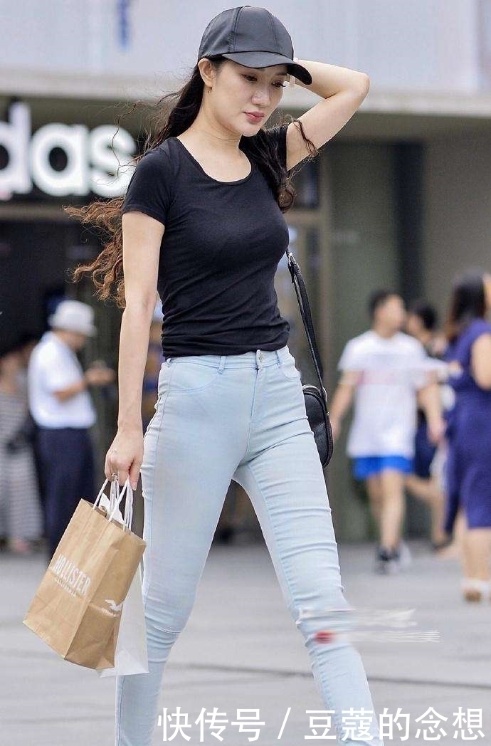 街拍好身材的小姐姐,衣橱里必定会有一件紧身牛仔裤