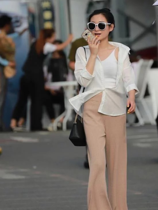 青春|街拍青春靓丽小姐姐,紧身衬衫搭配牛仔裤,尊贵奢华