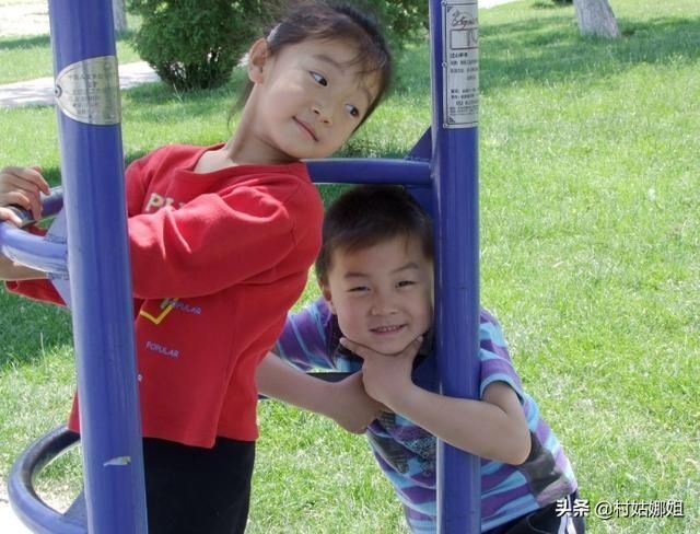 衣服|幼儿园女儿放学后胳膊有淤青,老师:她穿了件裙子,所以才出事的