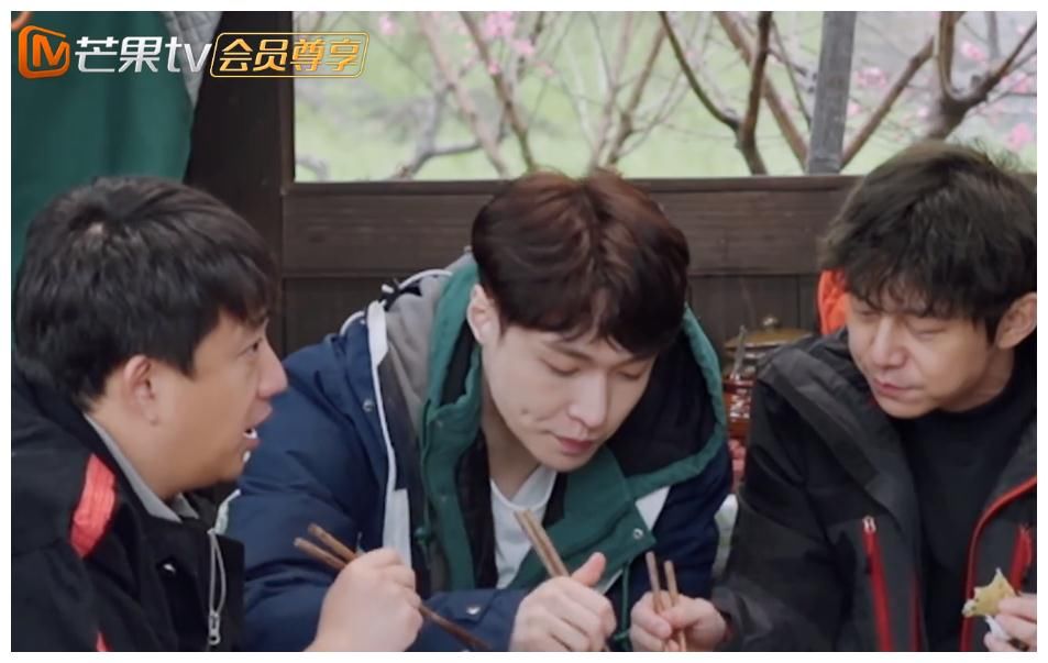 何炅嘲笑张艺兴不会用筷子，黄磊的救场方式很高级