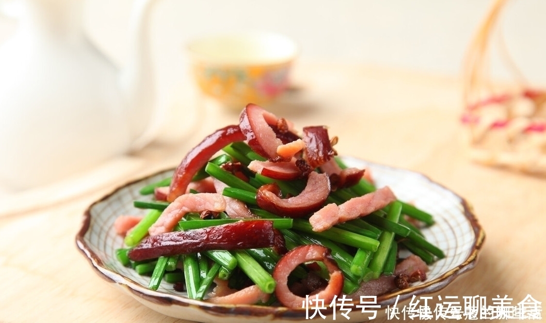 瘦肉|炒蒜苔时，有人焯水有人直接炒，都不对，教你一招，蒜苔又脆又绿