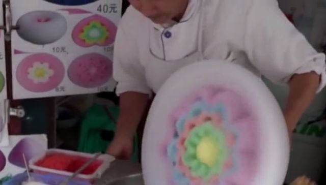 中国棉花糖走红印度,一支做得超级大,当地人大人小孩都爱吃