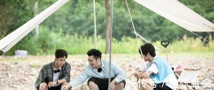 面對清澈的溪流,王一博把“無心做菜,只想下水”寫在了臉上