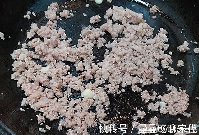 土豆和它一起炒,比炒土豆丝好吃,全家都爱吃,太香了