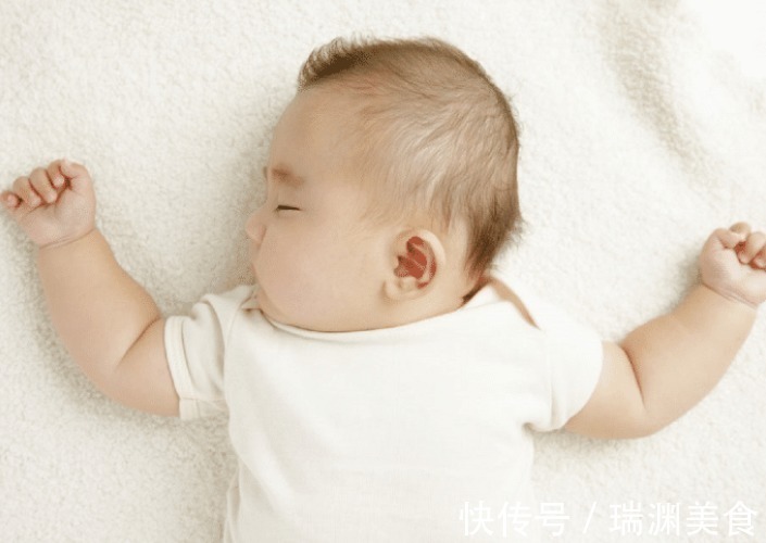 头型|宝宝睡觉时发生这3种“现象”,说明宝宝该枕枕头了,家长需留意