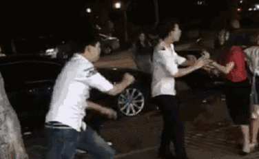 |搞笑GIF:二货,很疼吧,方向弄反了啊