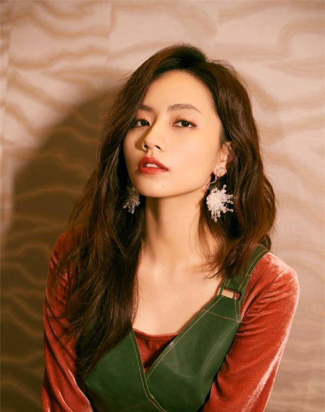 马尾辫|奔五的女人这样穿,搭配这种发型,时髦又减龄