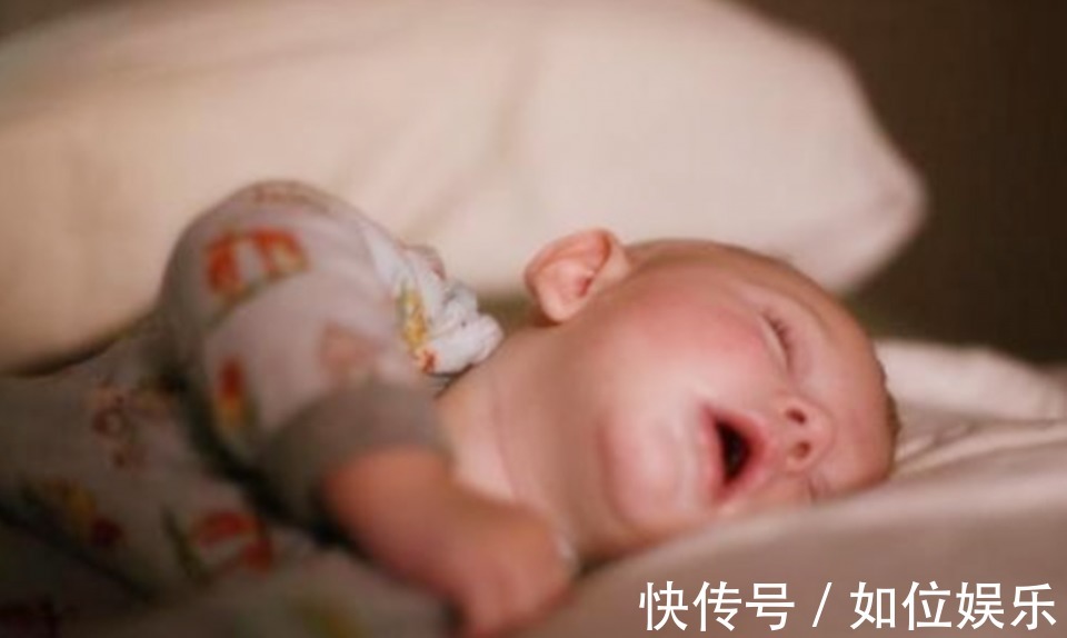 被子|娃睡觉时出现这样的睡姿,说明他很健康,侧面反映妈妈很会养孩子
