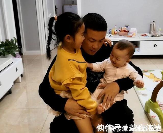 二胎|看见爸爸抱弟弟,女儿小声问:能抱抱我吗?画面让二胎妈妈红了眼
