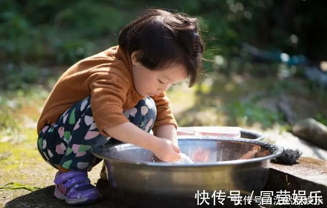 父母|孩子这些行为明明是缺爱,父母却沾沾自喜以为是高情商,太可悲了