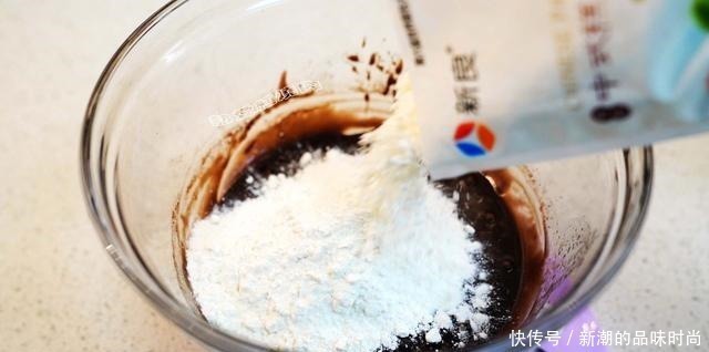 喜欢巧克力和椰蓉的试试这月饼,太香了!其它月饼一比都是浮云了