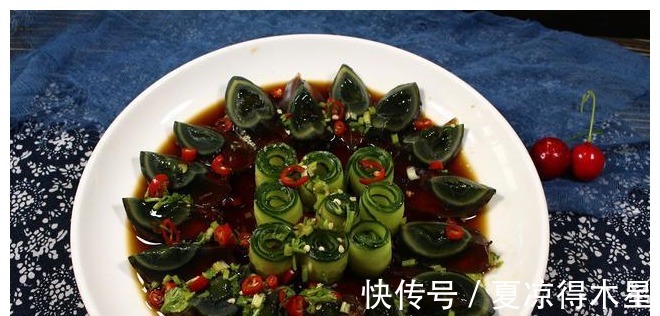 凉拌皮蛋|凉拌皮蛋怎样切才不粘刀,教你1个小技巧,皮蛋完好切不碎!