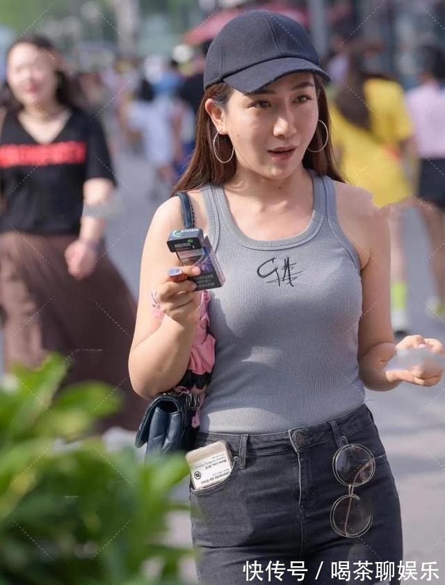 弹力棉|灰色背心针织上衣搭配黑灰色牛仔长裤，给人低调又奢华的感觉