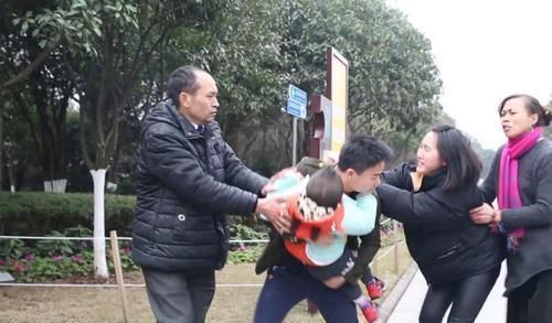 不法分子|女儿第一天上幼儿园,金脚链就不见了,宝妈怒找老师反被打脸