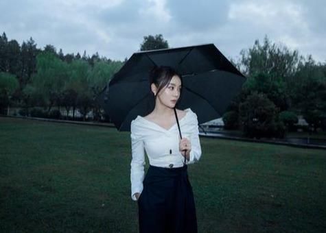 金鹰开幕式，谭松韵像花仙子，宋茜压轴出场造型却一言难尽
