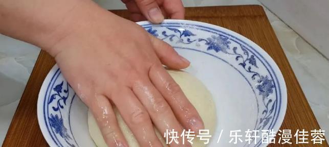 做法|小小芝麻发面饼的简单做法,半袋牛奶来帮忙,营养丰富吃不腻