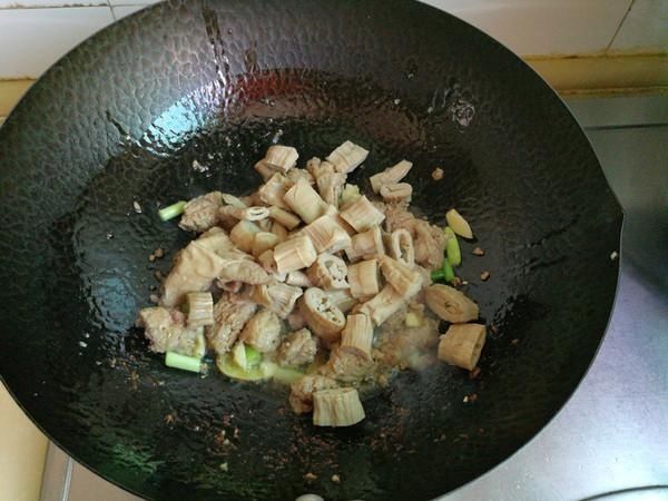 这菜一年四季都不过期，一买就是三四斤，鲜嫩营养，怎么都吃不腻