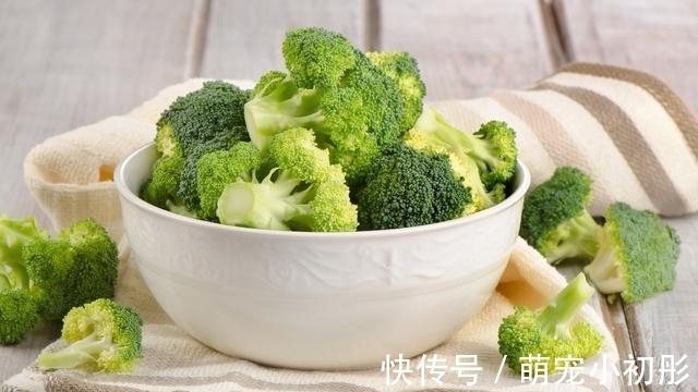 焯水|炒西兰花时，直接焯水就错了，饭店都是这样做，难怪那么好吃