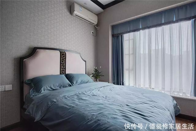 新中式|128㎡新中式装修,客厅搭配黑色皮沙发,既时尚又上档次