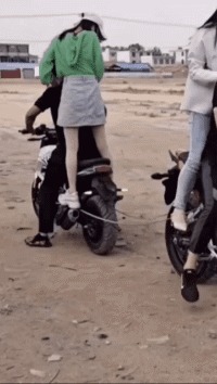 |搞笑GIF：小伙子，你这是看到什么了？笑得这么大声