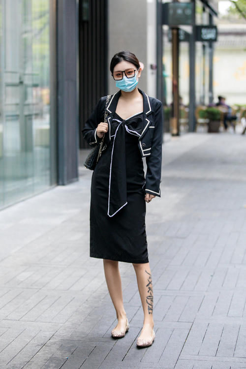 初春不一定要依赖彩色裙，黑色裙子选得好，打扮沉稳又年轻