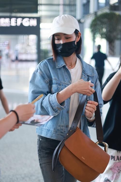 双腿|张钧甯私下气质少女减龄，紧身牛仔裤勾勒肉感双腿，休闲感好强
