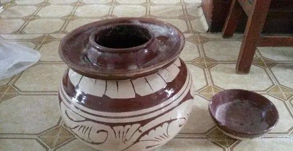 咸菜|皇帝送老乡18缸咸菜,老乡嫌弃扔17缸,到家打开肠子悔青