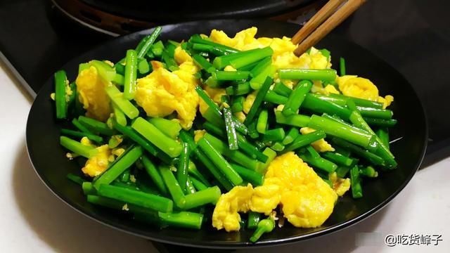 晓峰|韭花炒鸡蛋看似简单，原来有诀窍，教你1招，香嫩入味不变色