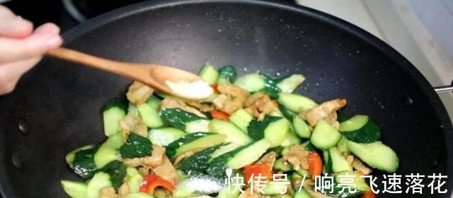 红椒|青瓜别凉拌,跟肉片炒一炒超下饭,清脆爽口不出水,多吃养颜排毒!