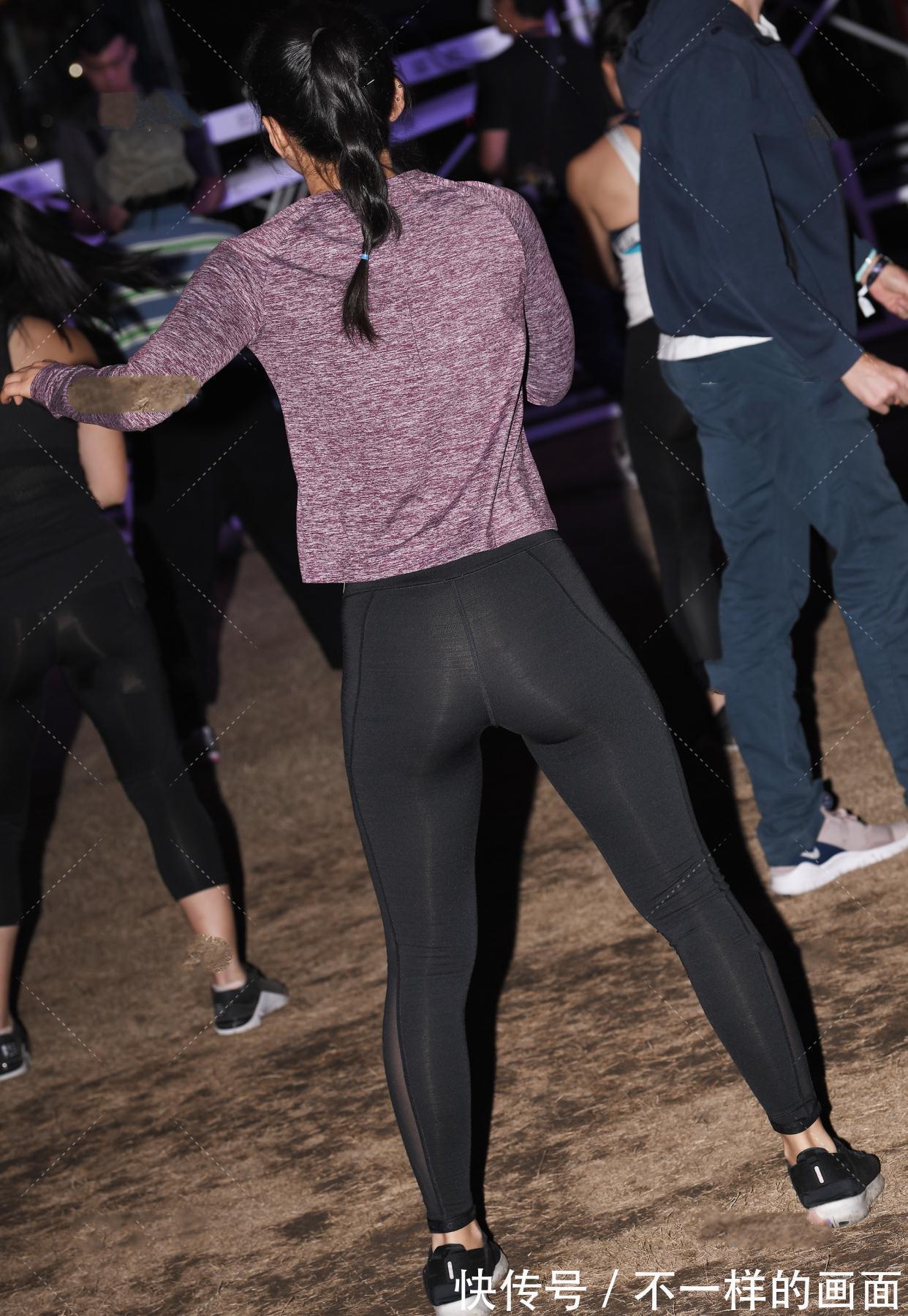 运动装|黑色紧身瑜伽裤搭配灰紫色上衣,低调性感,休闲舒适的运动装