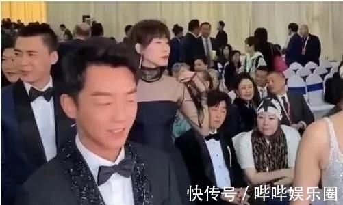 众星合照郑恺站错位,发现自己“咖位”不够,满脸通红往后退