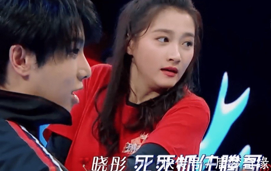 高情商|關曉彤落水后妝花了,下意識的一個動作顯露高情商,想不火都難