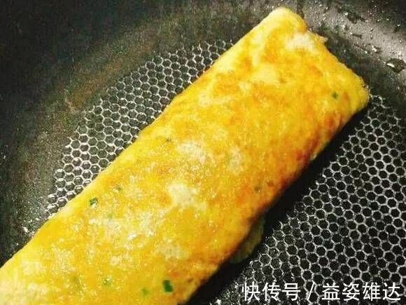 鸡蛋和豆腐是在鸡蛋卷做的，就连老厨师也点头称赞这道美食