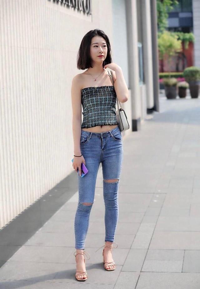 时尚|“街拍女神”秋季穿搭果然迷人,抹胸上衣配牛仔裤,美成初恋女友