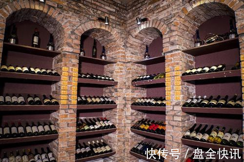 拍卖会#一群美国富翁想救华裔小哥出狱,不为别的,只因他造的假酒太好喝