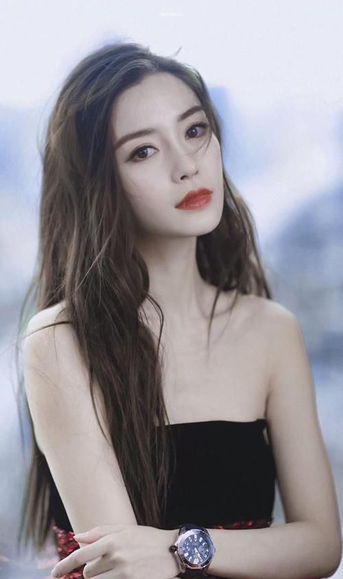 脸上有这3个特征的女生,尽量避开披发散发,露出你的五官更漂亮