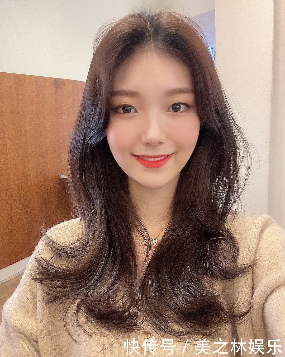 发型 秋冬女发别乱剪了,新时尚发型27款送给大家,无论长短都心动