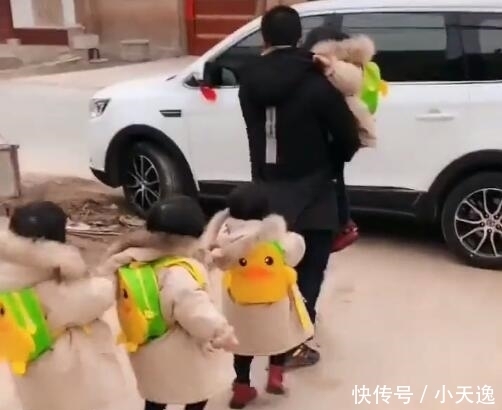 女儿|自从四胞胎女儿上幼儿园,每次上学都是这画面,网友:羡慕!