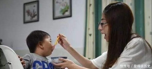 辞退|1岁女儿只吃保姆做的饭,宝妈好奇偷尝一口后,第二天辞退了保姆