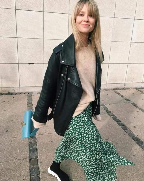 最近火了一种穿搭叫“皮衣+半身裙”，时髦保暖，冬天就这样穿