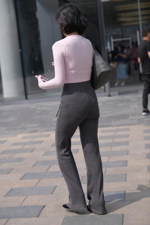 休闲时尚的喇叭裤,舒适又显气质,让你牢牢抓住路人“眼球”